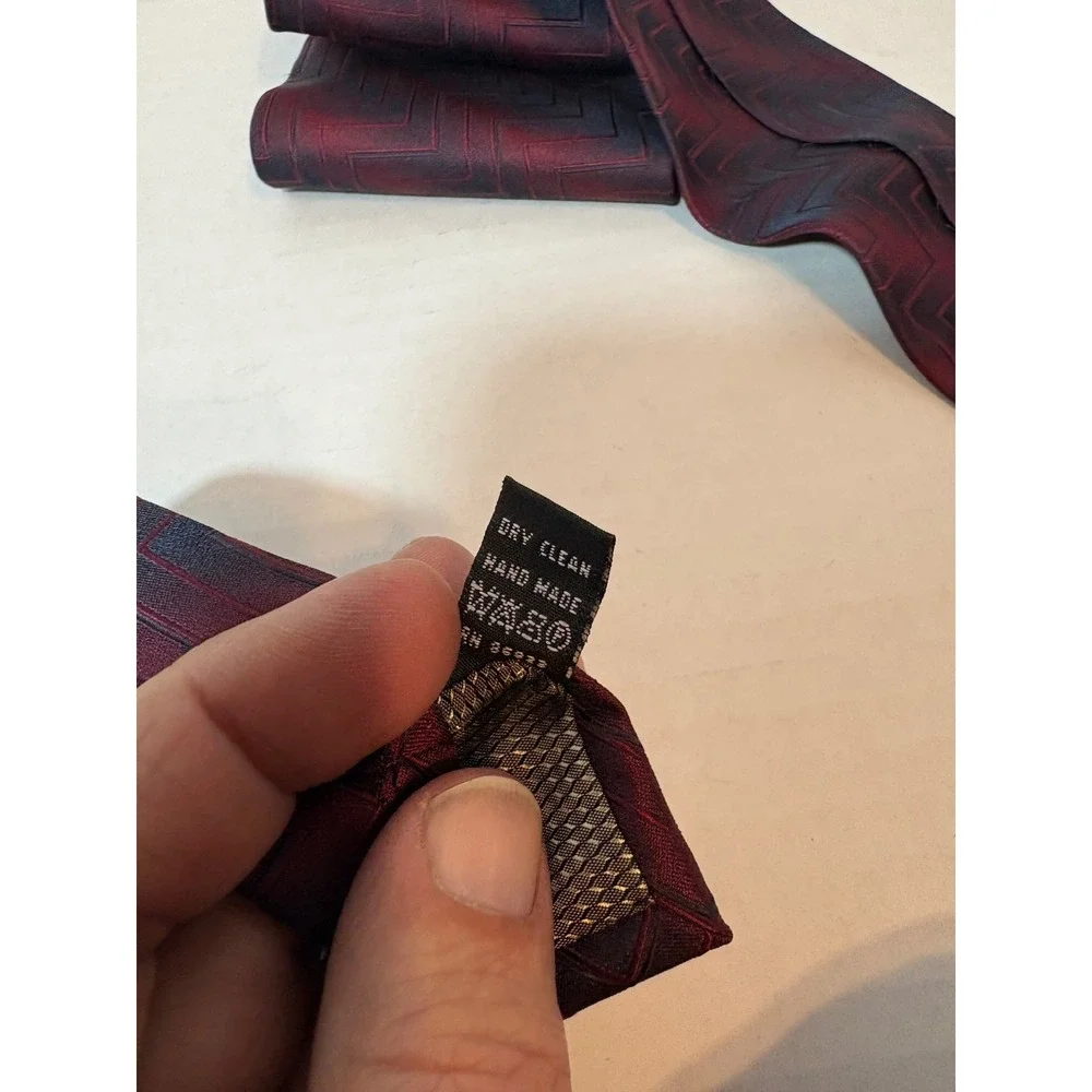 Di Mossio Mens Silk Necktie Burgundy Black Geometric Chevron Hand Made Tie